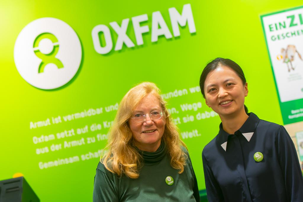 Zwei ehrenamtliche Verkäuferinnen im Oxfam Shop Frankfurt | dc-photodesign
