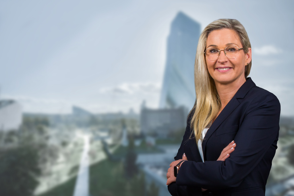 Geschäftsfrau mit Skyline EZB im Hintergrund