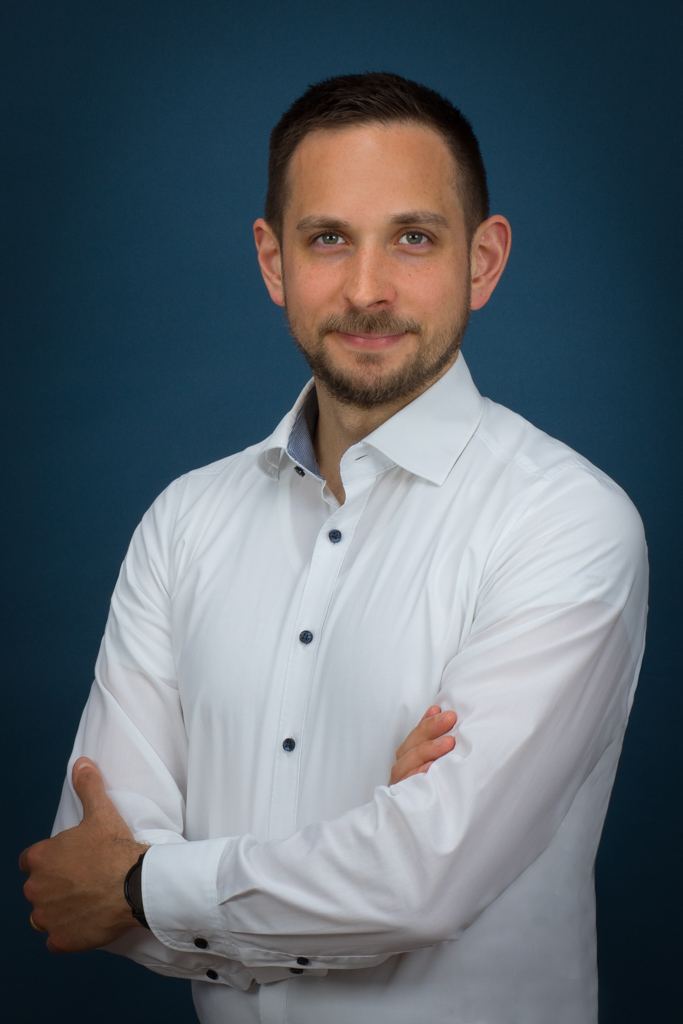 Modernes Bewerbungsfoto eines glücklichen, reifen Mannes mit verschränkten Armen - Fotostudio Hanau