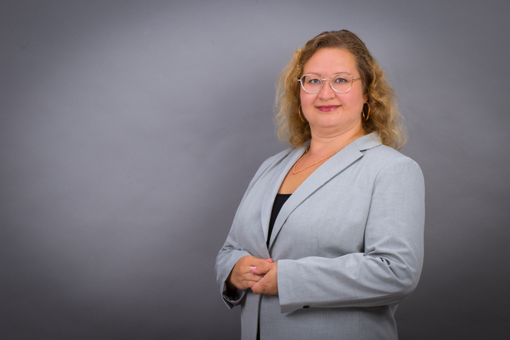 Business Fotografie einer Geschäftsfrau Studioporträt mit Blick auf die Kamera - Fotostudio Hanau