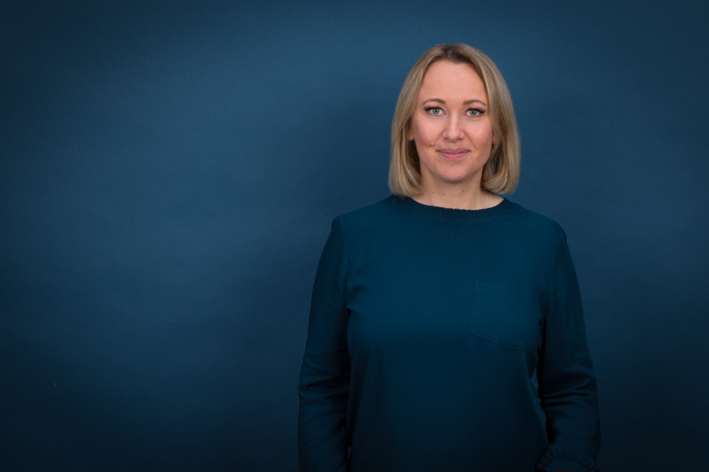 Business Fotoshooting Porträt einer Psychologin mit blauen Hintergrund - Fotostudio Hanau dc-photodesign