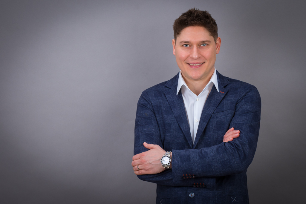 Business Fotoshooting Porträt eines fröhlichen Geschäftsmannes Fotostudio Hanau dc-photodesign