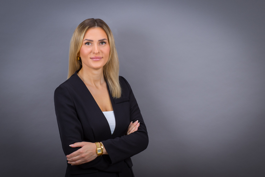 Bewerbungsfotos Hanau & Business Fotografie Hanau 35 Business Portrait einer selbstbewussten Geschäftsfrau