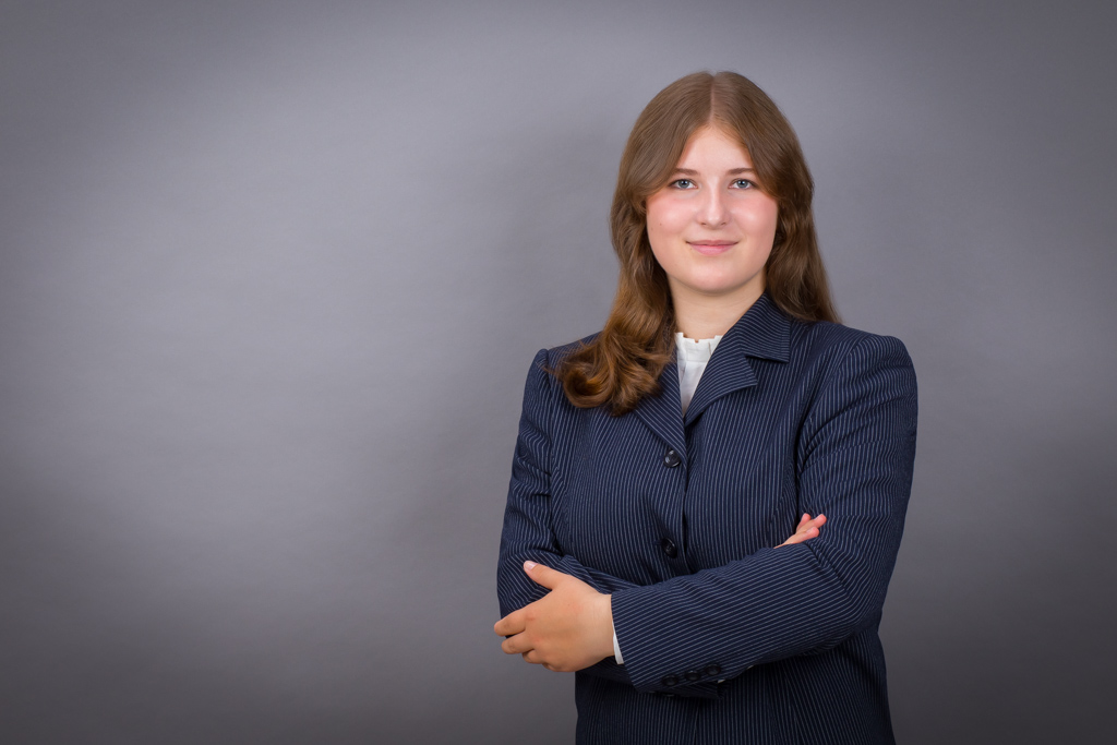 Bewerbungsfoto einer attraktiven jungen Fau mit verschränkten Armen - Fotostudio Hanau - dc photodesign