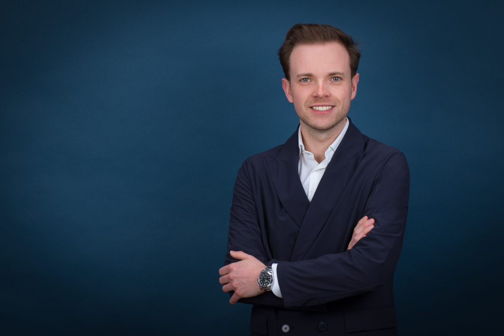 Bewerbungsfoto - Junger Mann lächelnd vor der Kamera - Fotostudio Hanau - dc photodesign