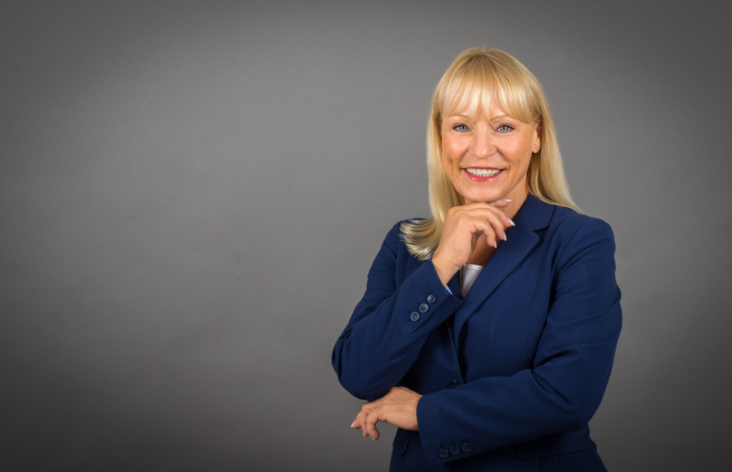 Business Porträt einer selbstbewussten, reifen Geschäftsfrau - Fotostudio Hanau - dc photodesign