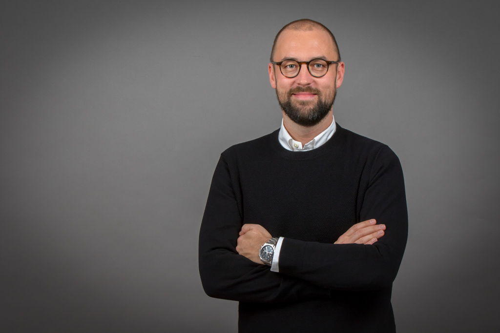 Business Porträt eines lächelnden Geschäftsmannes - Fotostudio Hanau - dc photodesign
